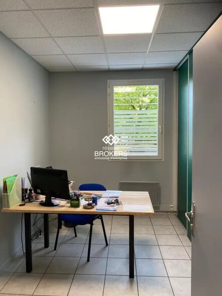 122 Avenue Du Vercors, Fontaine à louer - Photo de l’immeuble – Image 3 sur 9