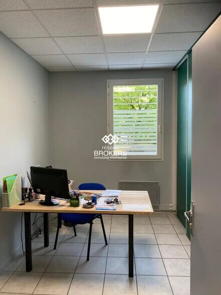 Local commercial dans Fontaine à louer - Photo intérieure – Image 3 sur 9