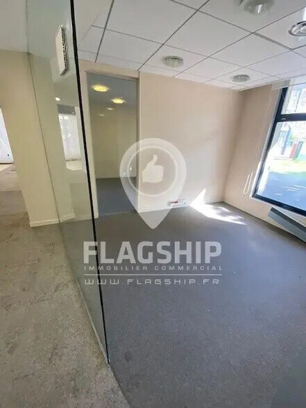 Local commercial dans Montigny-le-Bretonneux à louer - Photo intérieure – Image 2 sur 9