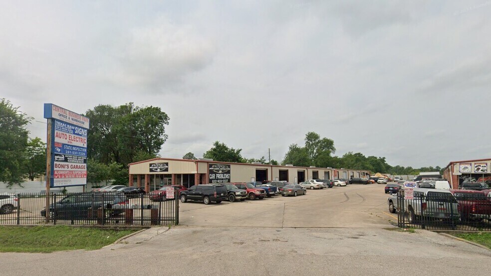 11715 Veterans Memorial Dr, Houston, TX à louer - Photo principale – Image 1 sur 7