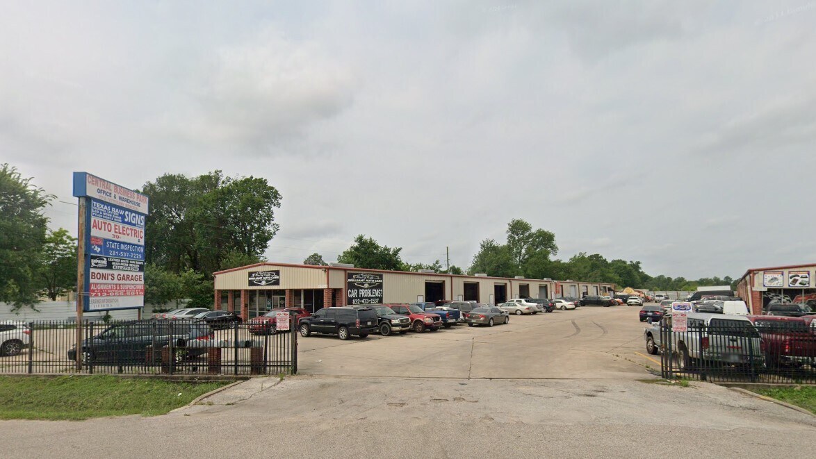 11715 Veterans Memorial Dr, Houston, TX à louer Photo principale– Image 1 sur 8