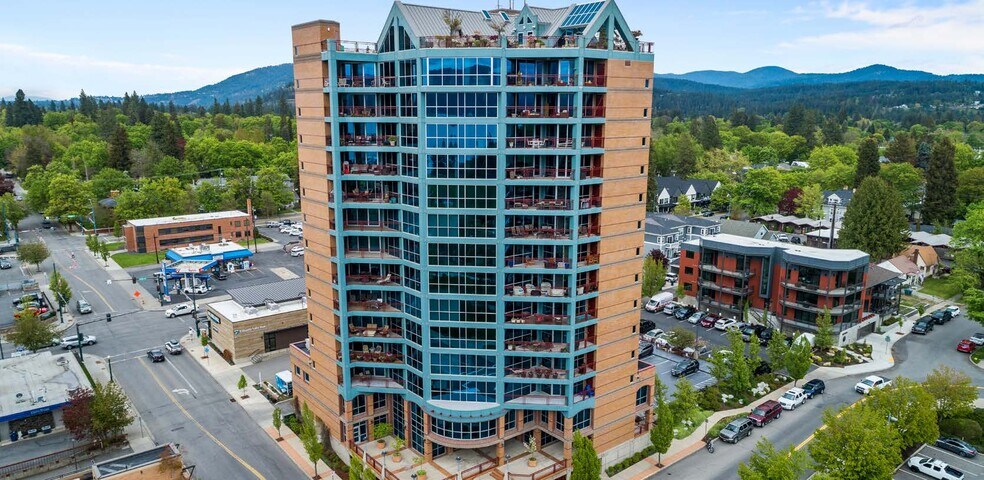 701 E Front Ave, Coeur d'Alene, ID à louer - Photo de l’immeuble – Image 2 sur 7