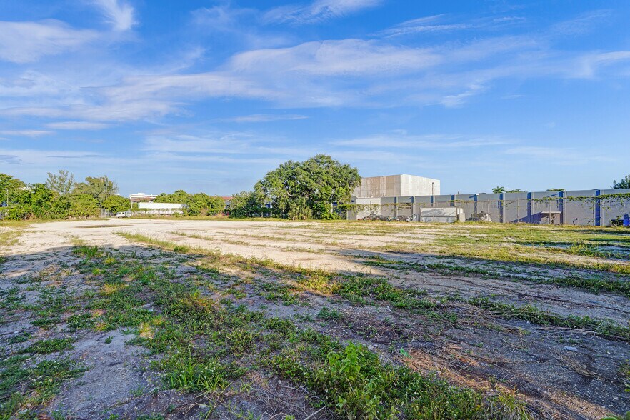 12050 NE 14th Ave, North Miami, FL à louer - Photo de l’immeuble – Image 2 sur 7
