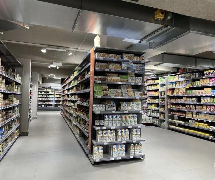 Local commercial dans Paris à louer - Photo de l’immeuble – Image 3 sur 9