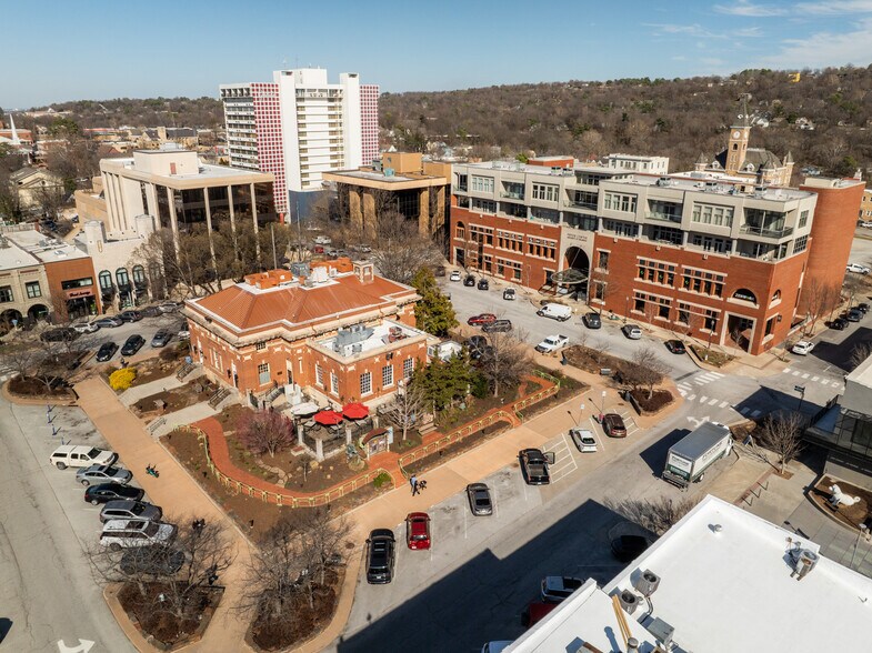 1 E Center St, Fayetteville, AR à louer - Photo de l’immeuble – Image 3 sur 8
