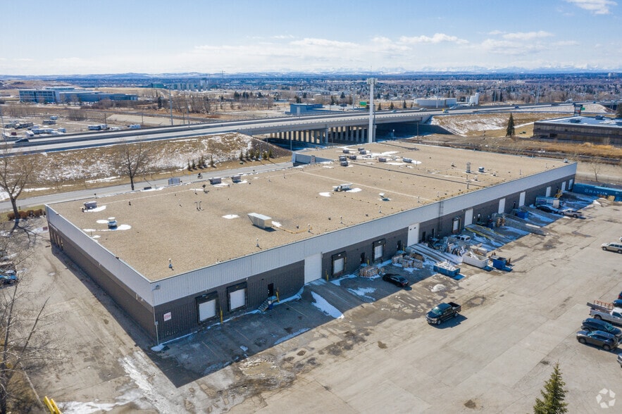 8241 30th St SE, Calgary, AB à louer - Photo de l’immeuble – Image 3 sur 4