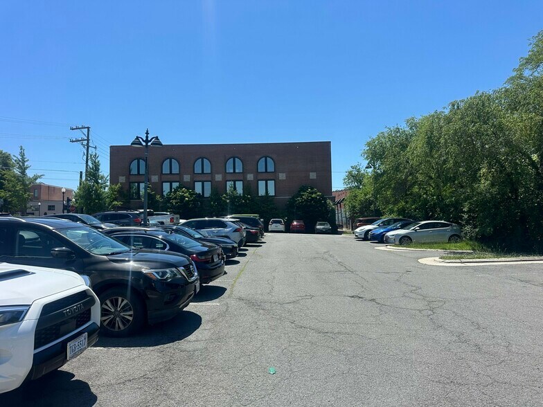 754 Elden St, Herndon, VA à vendre - Photo de l’immeuble – Image 2 sur 15