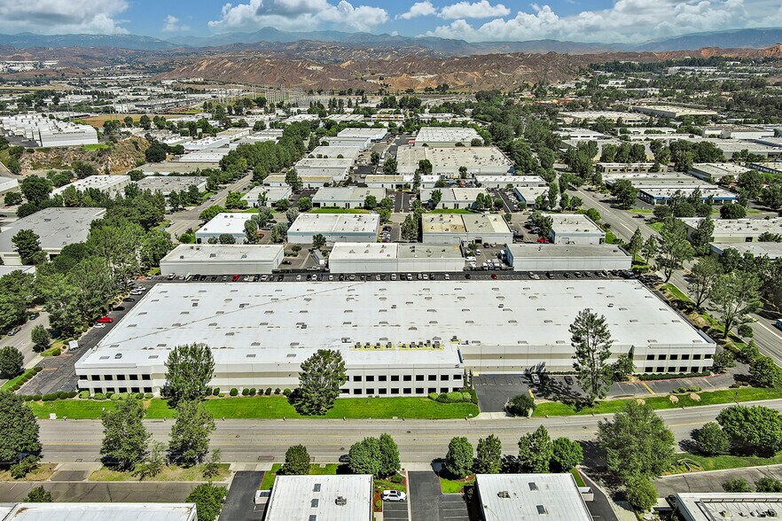 25045 Avenue Tibbitts, Valencia, CA à louer - Photo de l’immeuble – Image 1 sur 13