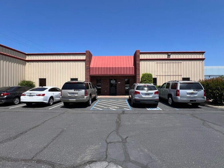 1351 E Pine St, Lodi, CA à louer - Photo de l’immeuble – Image 2 sur 3