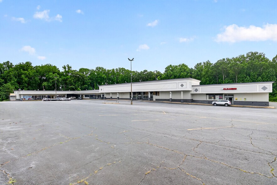 2455 Delowe Dr, Atlanta, GA à louer - Photo de l’immeuble – Image 1 sur 17