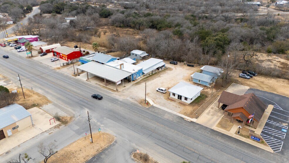 1911 State Hwy 132, Natalia, TX à vendre - Photo de l’immeuble – Image 1 sur 36