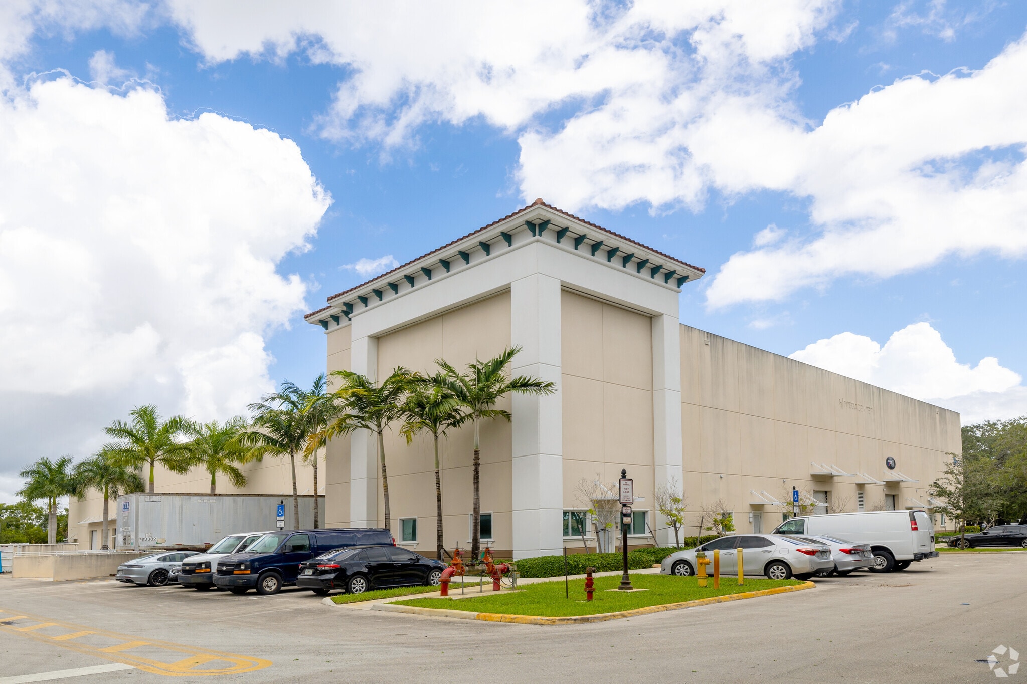7429 Riviera Blvd, Miramar, FL à louer Photo principale– Image 1 sur 4