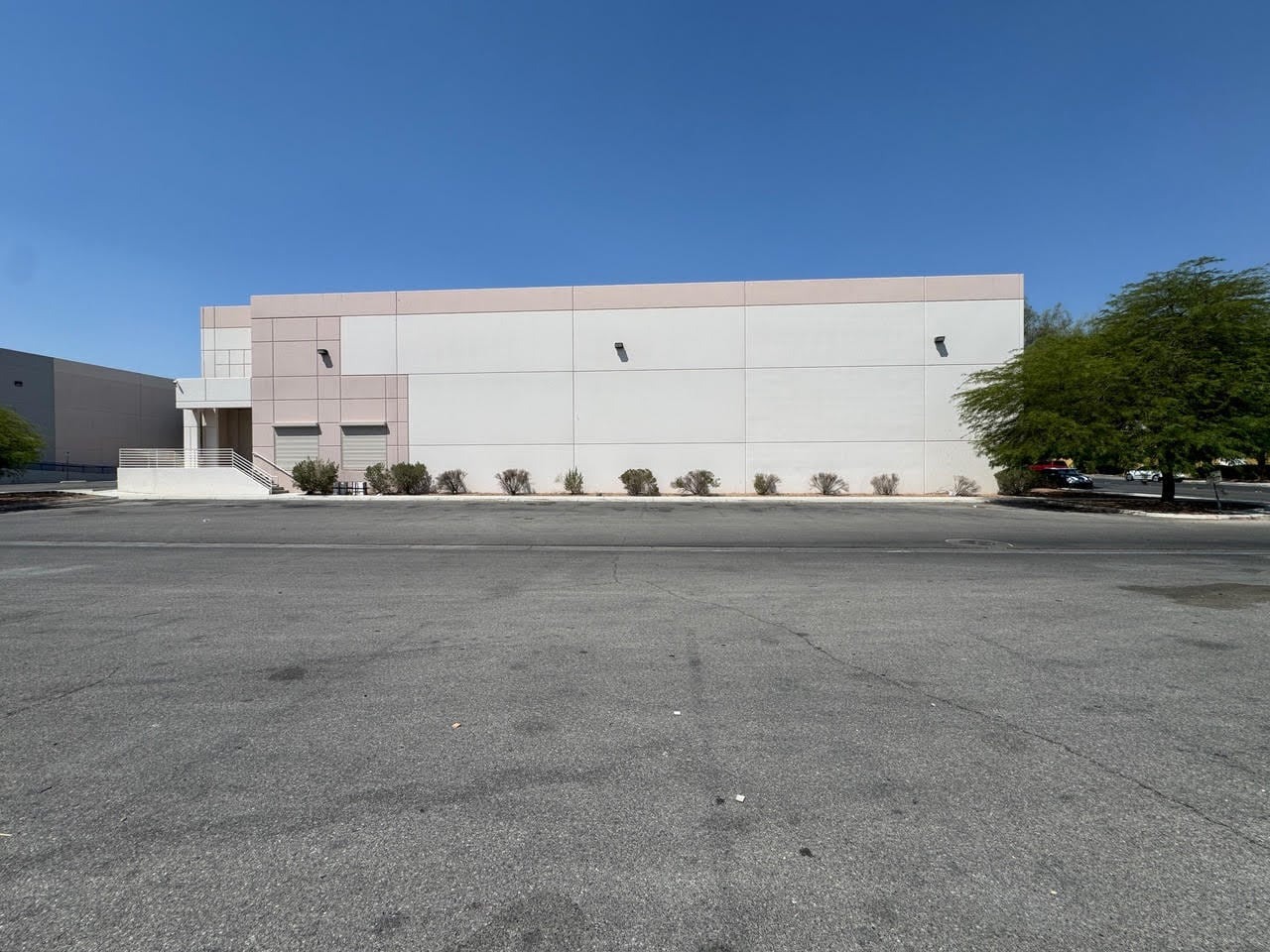 3225 W Post Rd, Las Vegas, NV à louer Photo de l’immeuble– Image 1 sur 5