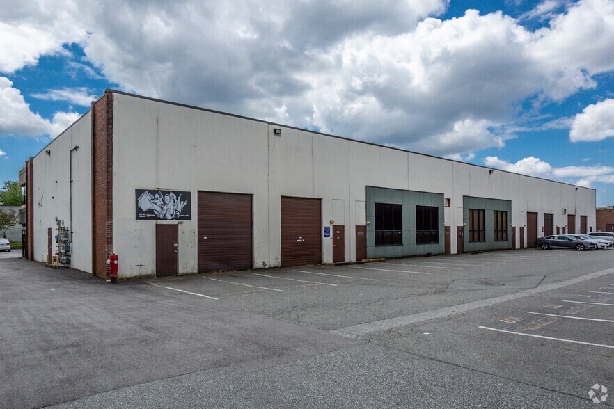 15310 103A Ave, Surrey, BC à louer - Photo de l’immeuble – Image 3 sur 5