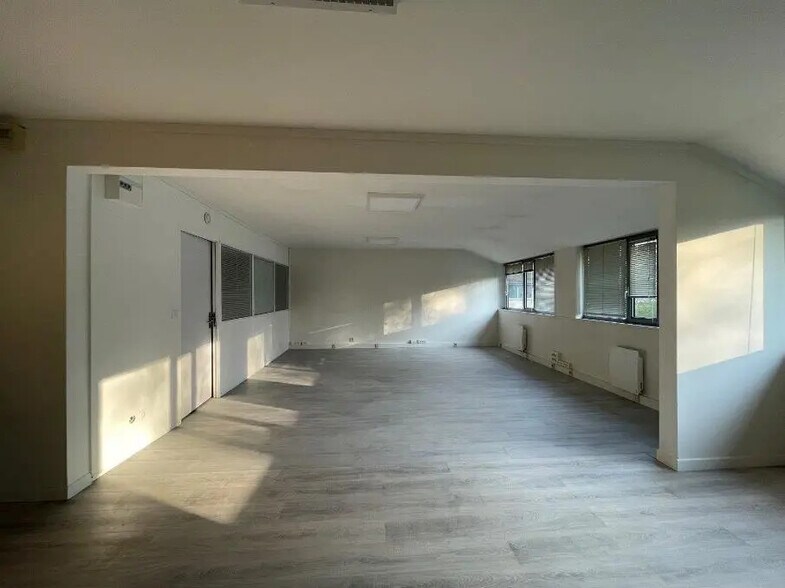 Bureau dans Champs-sur-Marne à louer - Photo de l’immeuble – Image 1 sur 5