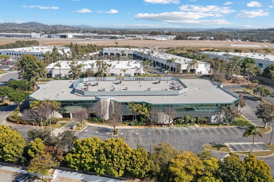 5935 Darwin Ct, Carlsbad, CA à vendre - Photo de l’immeuble – Image 2 sur 6