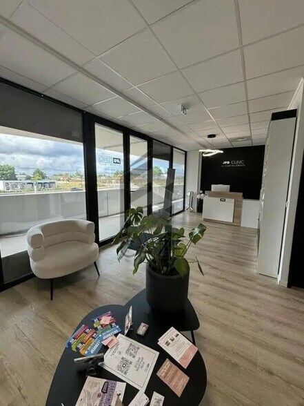 Bureau dans Fargues-Saint-Hilaire à vendre - Photo de l’immeuble – Image 2 sur 4