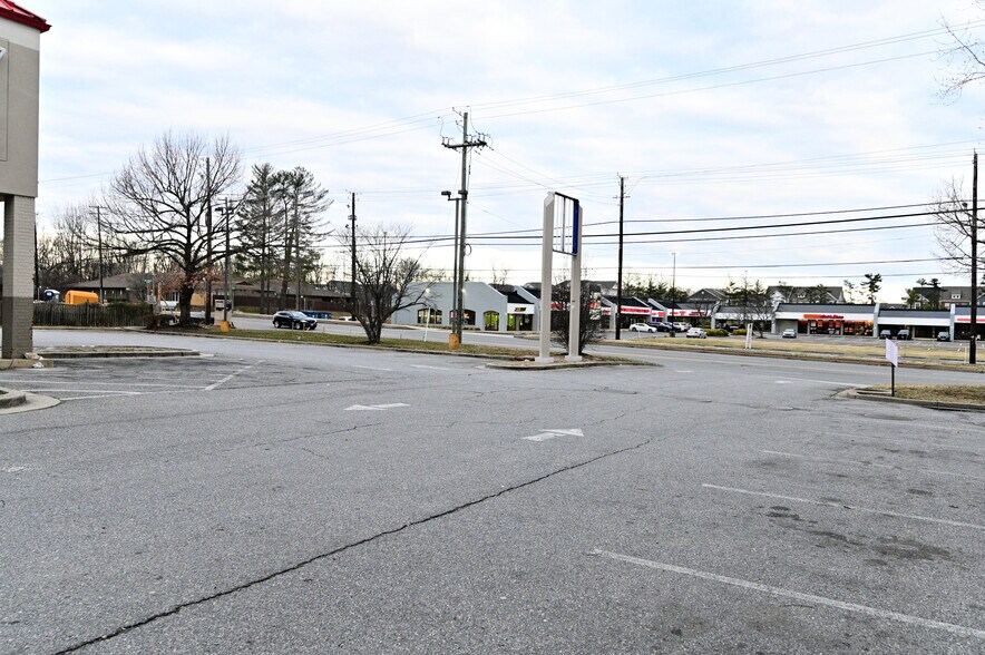 8934 Woodyard Rd, Clinton, MD à louer - Photo de l’immeuble – Image 3 sur 21