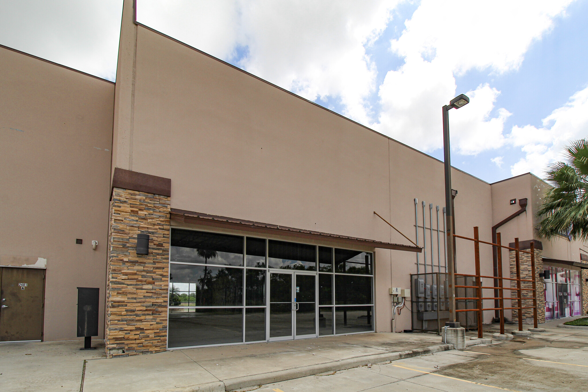 2401 S Shary Rd, Mission, TX à louer Photo de l’immeuble– Image 1 sur 3
