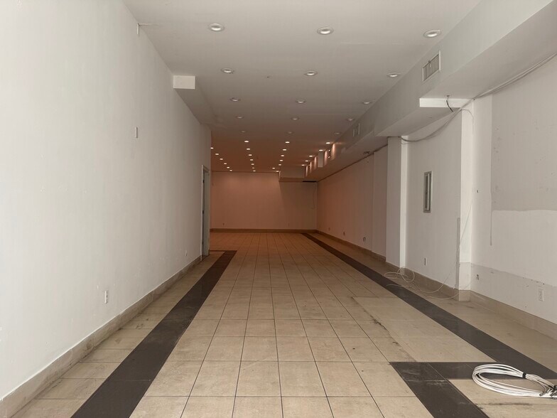 28-25 Steinway St, Astoria, NY à louer - Photo de l’immeuble – Image 3 sur 12