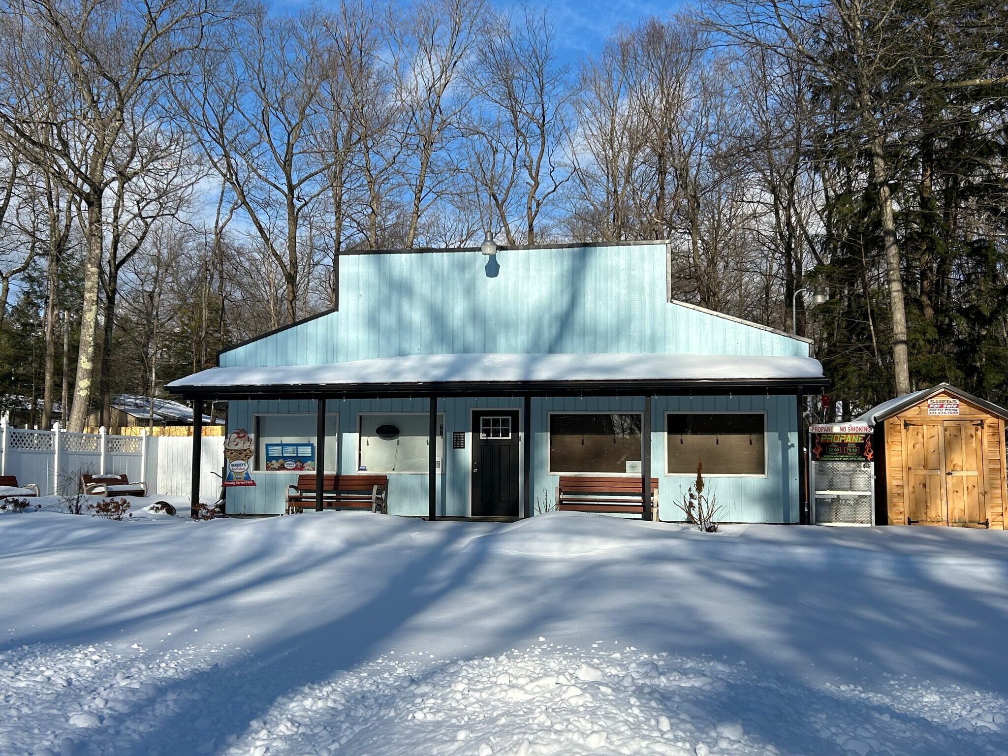 8294 Deadstream Rd, Honor, MI à vendre Photo principale– Image 1 sur 8