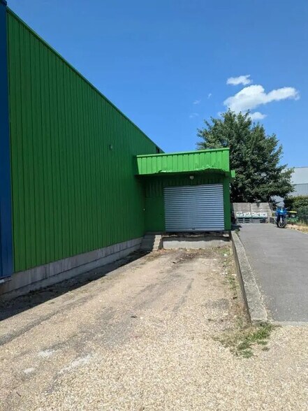 Local d’activités dans Val-de-Reuil à louer - Photo de l’immeuble – Image 3 sur 4