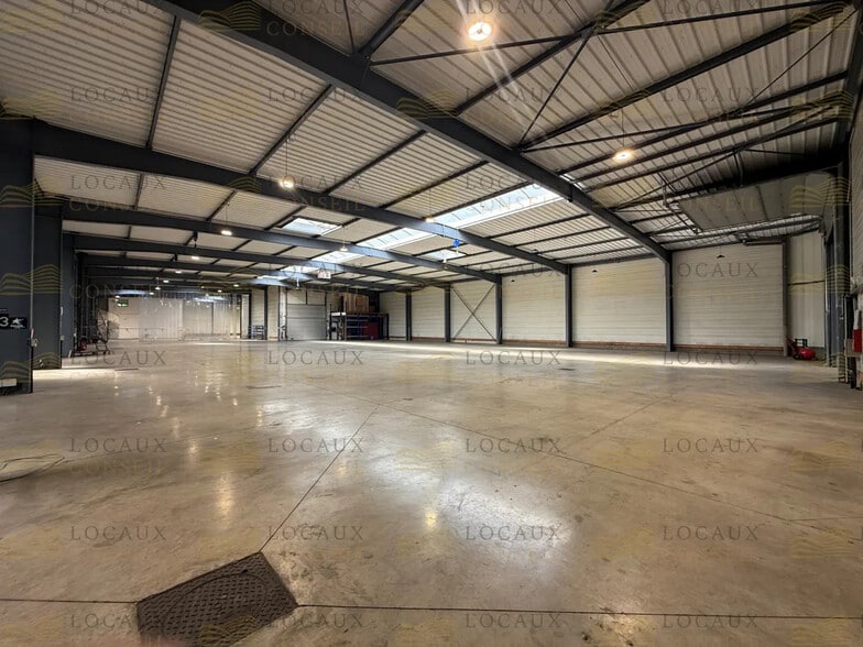 Local d’activités dans Tremblay-en-France à louer - Photo de l’immeuble – Image 3 sur 14