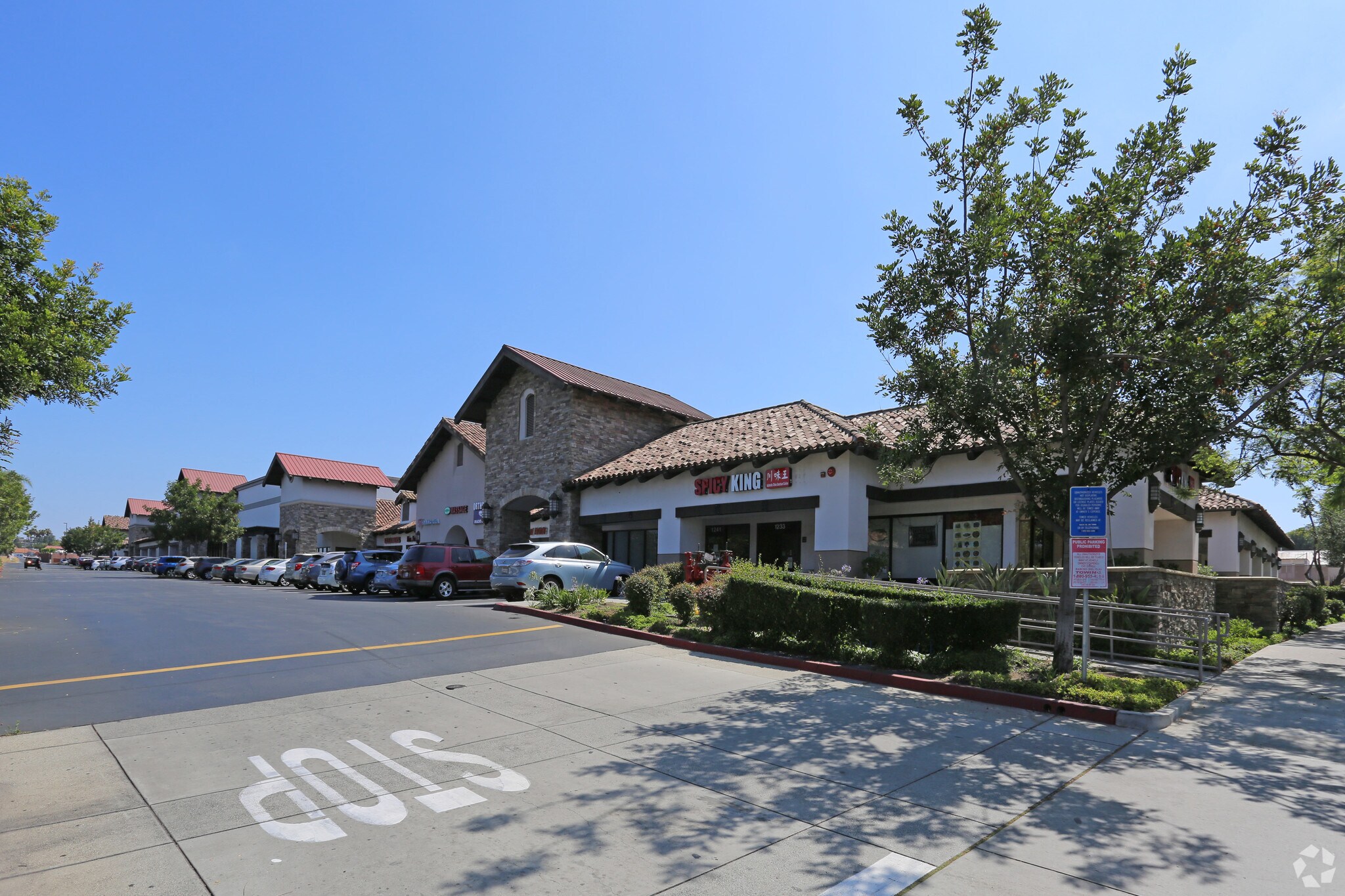 1225-1381 E Vista Way, Vista, CA à louer Photo principale– Image 1 sur 19