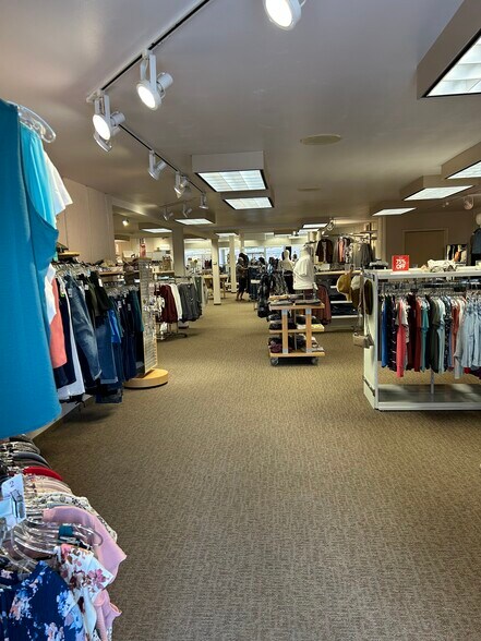 17 N Frederick Ave, Oelwein, IA à vendre - Photo de l’immeuble – Image 2 sur 4