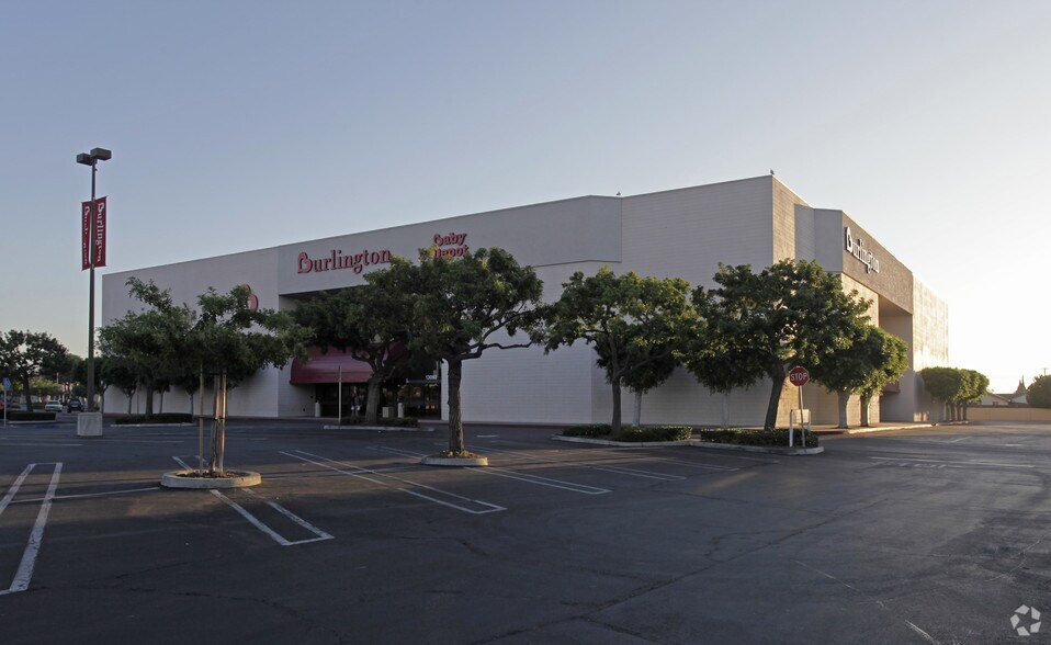 13092 Harbor Blvd, Garden Grove, CA à louer - Photo de l’immeuble – Image 1 sur 4