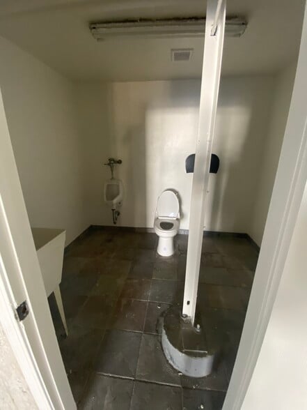 321-359 E Front St, Covina, CA à louer - Photo de l’immeuble – Image 3 sur 9