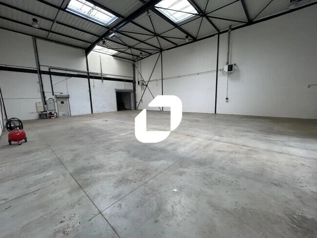 Plus de détails pour Local d’activités à vendre