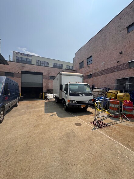 48 Grattan St, Brooklyn, NY à louer - Photo de l’immeuble – Image 3 sur 14