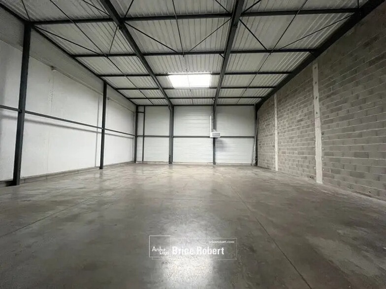 Bureau dans Pusignan à louer - Photo de l’immeuble – Image 3 sur 6