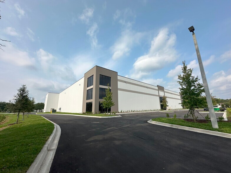 1592 Vantage Way, Jacksonville, FL à louer - Photo de l’immeuble – Image 1 sur 7