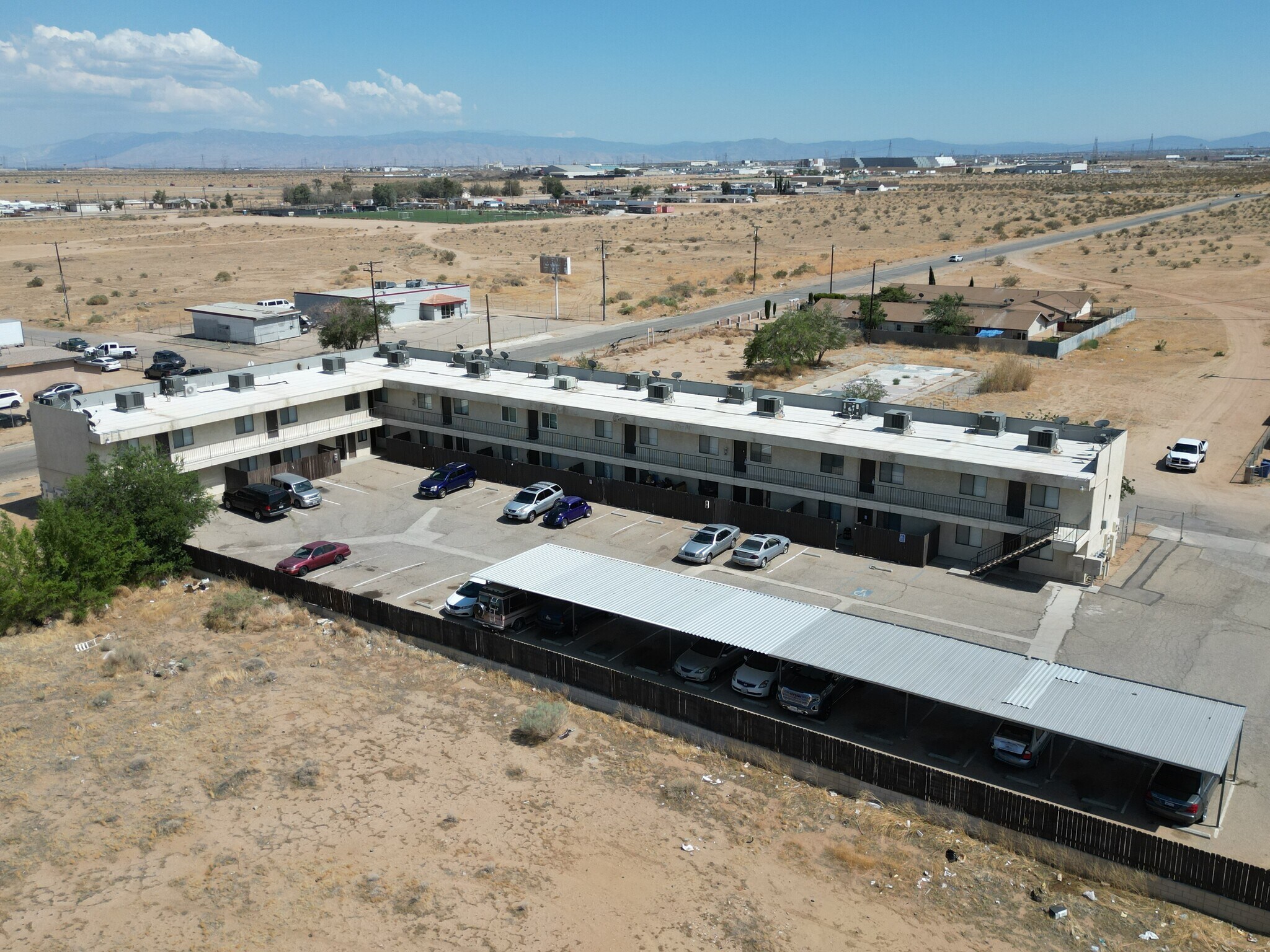 18000 Pearmain St, Adelanto, CA à vendre Photo de l’immeuble– Image 1 sur 14