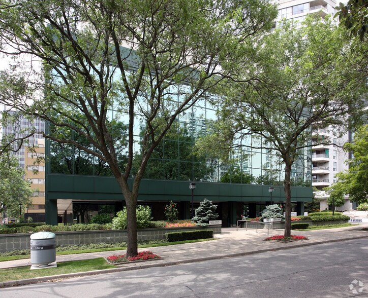 20 Holly St, Toronto, ON à louer - Photo de l’immeuble – Image 2 sur 4