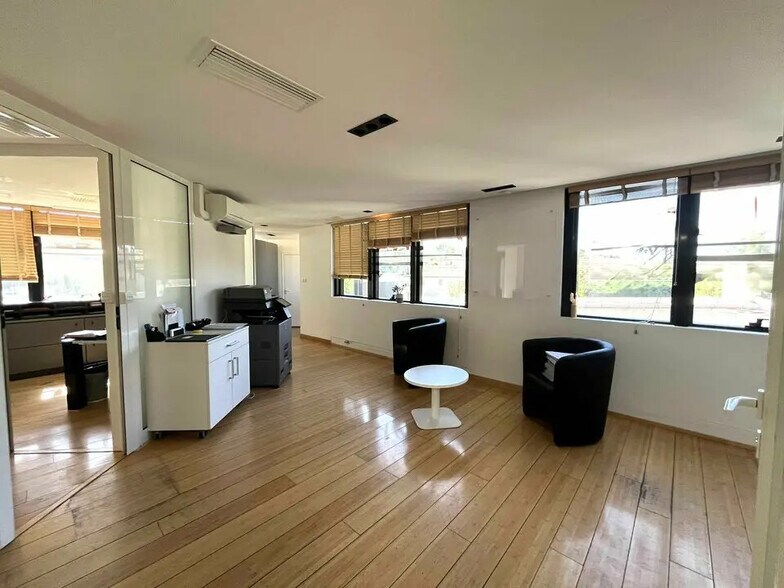 Bureau dans Saint-Raphaël à louer - Photo de l’immeuble – Image 1 sur 12