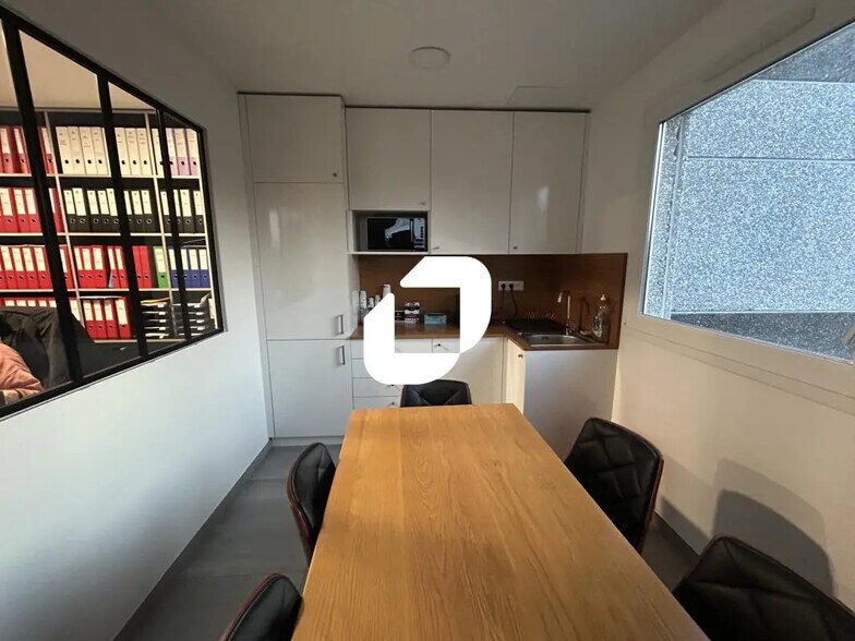 Local d’activités dans Brie-Comte-Robert à louer - Photo de l’immeuble – Image 3 sur 5