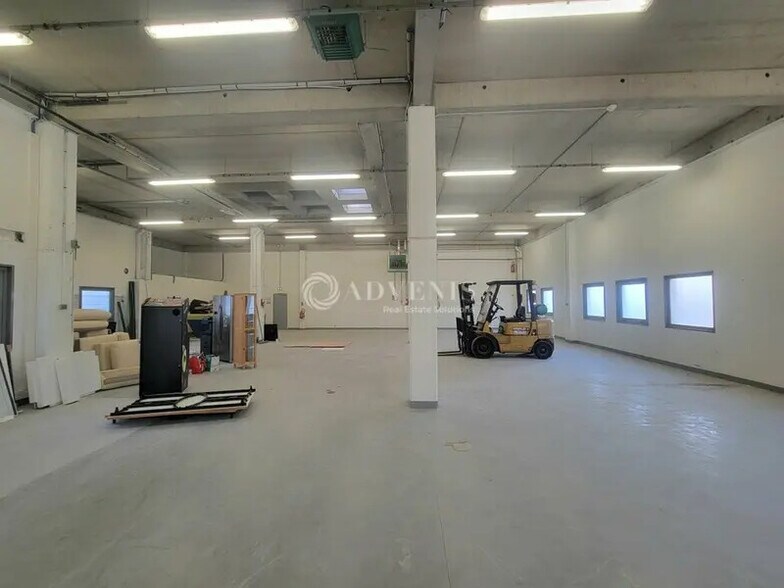 Local d’activités dans Villeneuve-la-Garenne à louer - Photo de l’immeuble – Image 3 sur 11