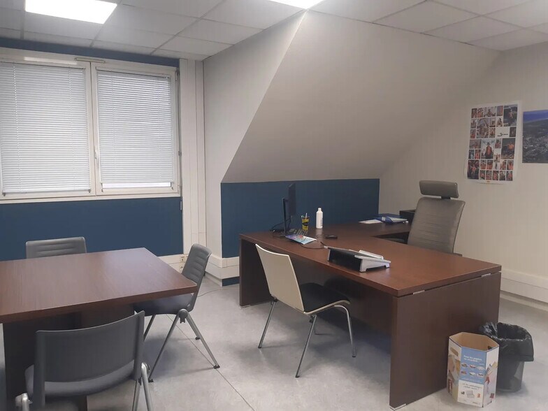 Bureau dans Dury à louer - Photo de l’immeuble – Image 2 sur 7