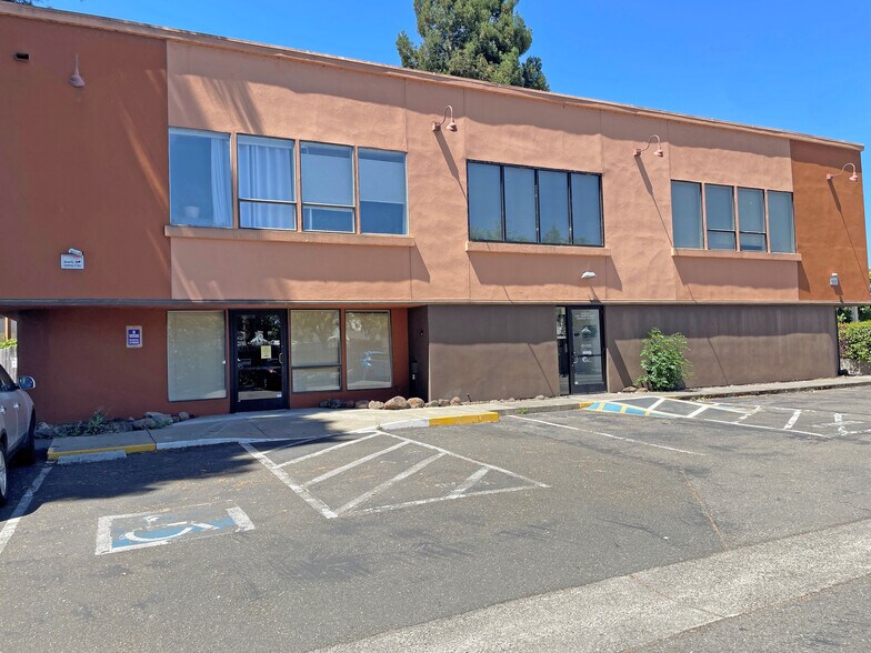 200 Montgomery Dr, Santa Rosa, CA à louer - Photo de l’immeuble – Image 1 sur 1