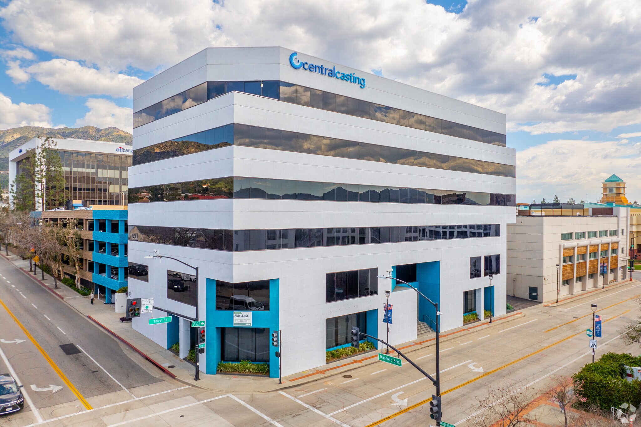 300 E Magnolia Blvd, Burbank, CA à louer Photo principale– Image 1 sur 11