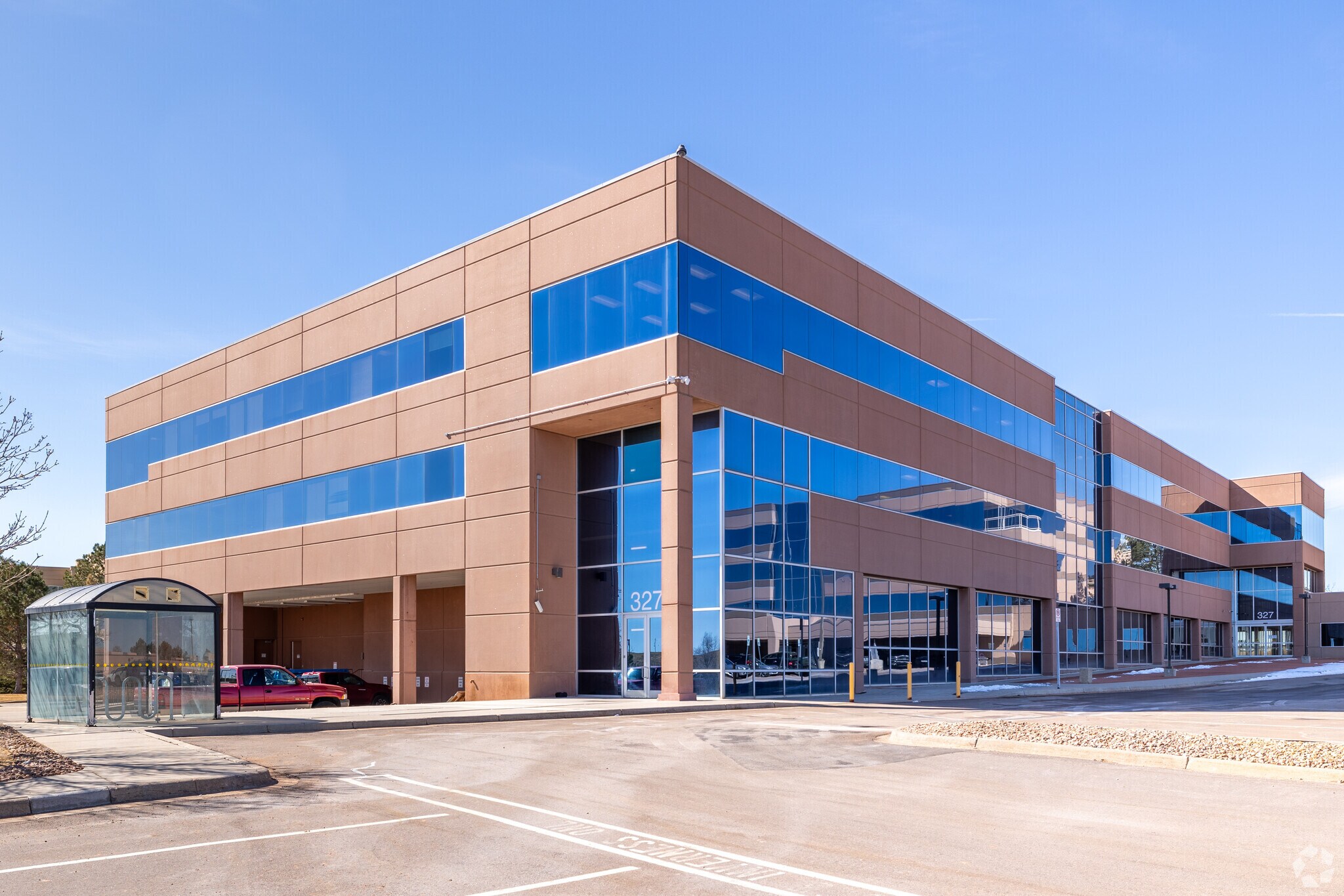 327 Inverness Dr S, Englewood, CO à louer Photo de l’immeuble– Image 1 sur 21