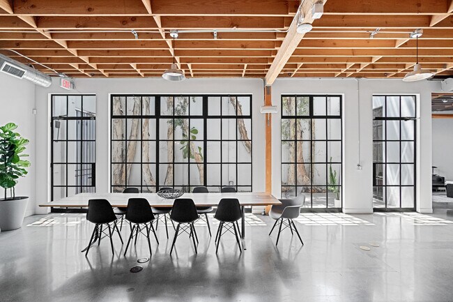 Plus de détails pour 2011 Pontius Ave, Los Angeles, CA - Bureau à louer