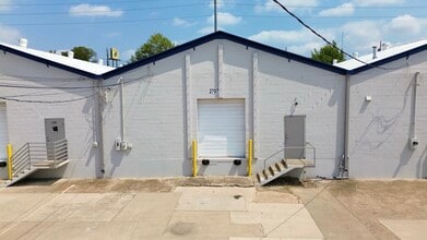 2661-2669 Ludelle St, Fort Worth, TX à louer Photo de l’immeuble– Image 1 sur 4