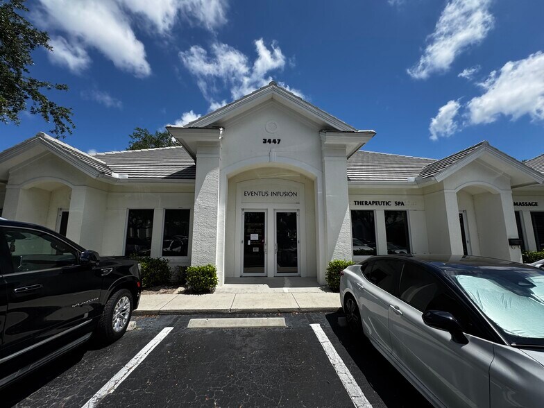 3447 Pine Ridge Rd, Naples, FL à louer - Photo de l’immeuble – Image 1 sur 12