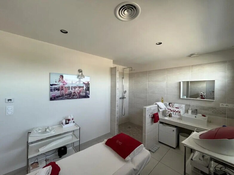 Bureau dans Le Pradet à vendre - Photo de l’immeuble – Image 2 sur 6