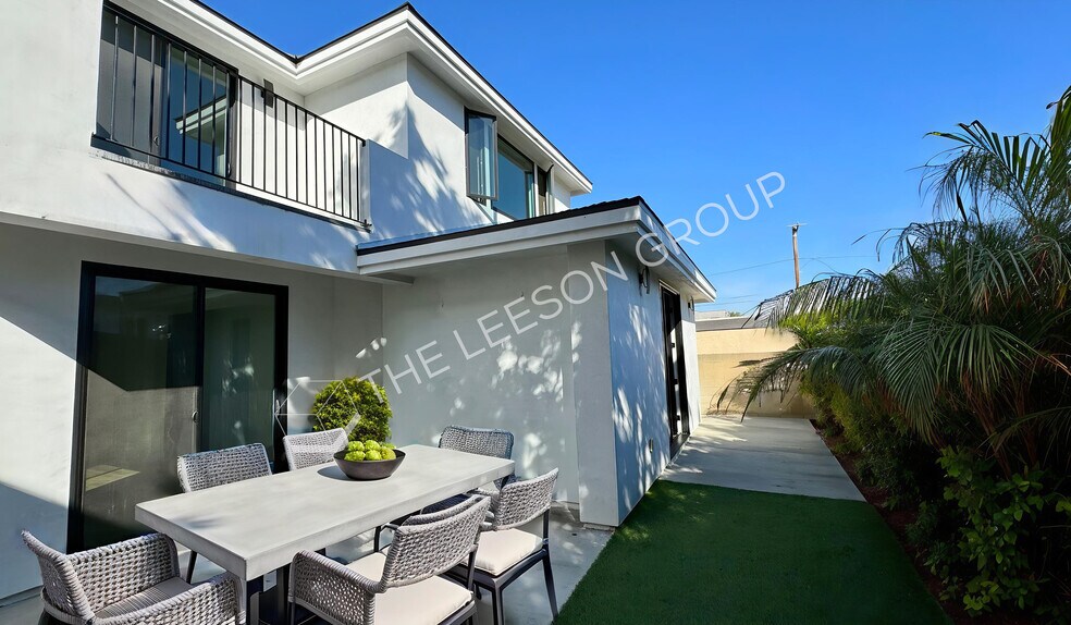 2214 Elden Ave, Costa Mesa, CA à vendre - Photo de l’immeuble – Image 2 sur 12