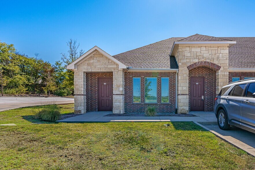 8212 Liberty Grove Rd, Rowlett, TX à vendre - Photo de l’immeuble – Image 3 sur 31